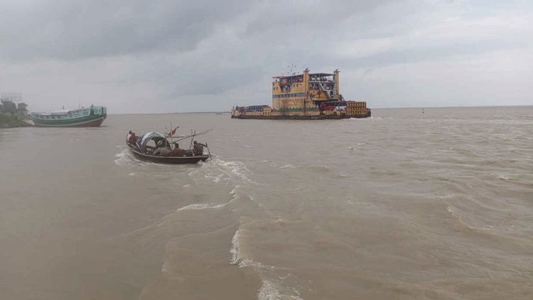 পদ্মায় তীব্র স্রোতে ফেরি চলাচল ব্যাহত