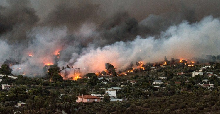 দাবানলে পুড়ছে গ্রিস, ঘরবাড়ি ছেড়ে পালাচ্ছে মানুষ