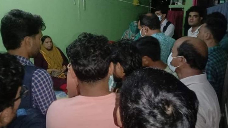 মা এসে উদ্ধার করলো মেয়ের পচে যাওয়া ঝুলন্ত মরদেহ