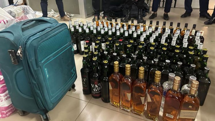  মৈত্রী এক্সপ্রেস থেকে মদ-কসমেটিকস জব্দ