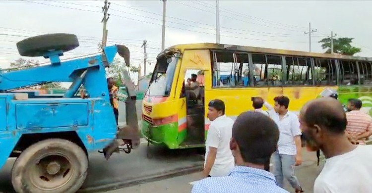 আশুলিয়ায় চলন্ত বাসে আগুন, কয়েকটিতে ভাঙচুর