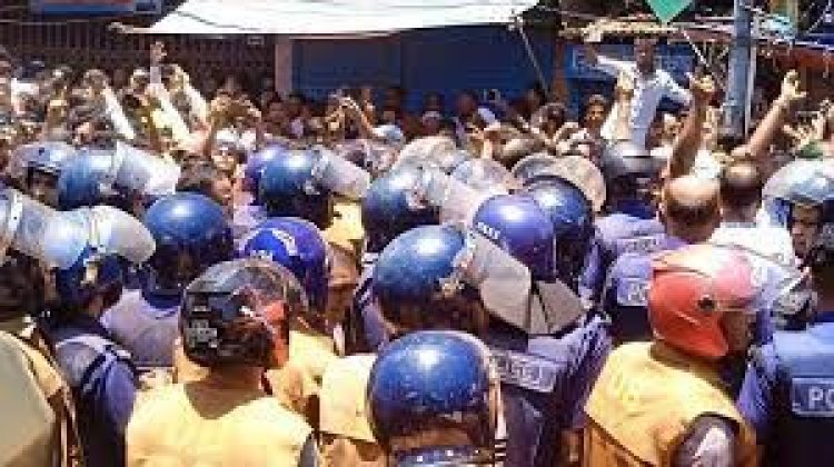 সুনামগঞ্জে পুলিশের বেরিক্যাড ভেঙে বিএনপির বিক্ষোভ মিছিল