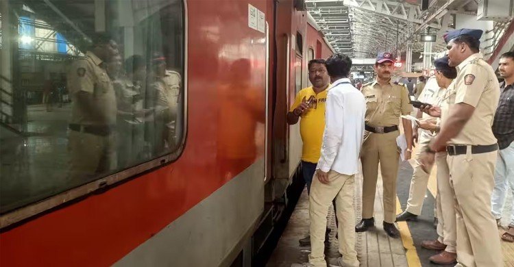  চলন্ত ট্রেনে নিরাপত্তাকর্মীর গুলিতে তিন যাত্রীসহ নিহত ৪