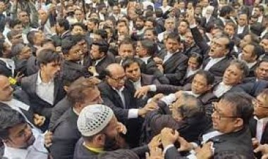 আদালতে আওয়ামী লীগ ও বিএনপিপন্থি আইনজীবীদের হট্টগোল