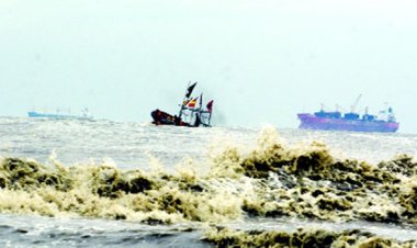 সাগর উত্তাল, জোয়ারে ভেসে গেছে ৫০০ একর চিংড়ি ঘের
