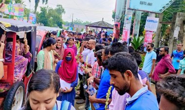 ভর্তিচ্ছু শিক্ষার্থীদের শুভেচ্ছা জানিয়ে ফুল, কলম তুলে দেন জাতীয়তাবাদী ছাত্রদল বাকৃবি শাখা