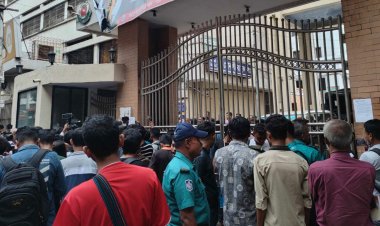এইচএসসি পরীক্ষা পেছানোর দাবিতে শিক্ষা বোর্ডের ফটক বন্ধ করে অবস্থান