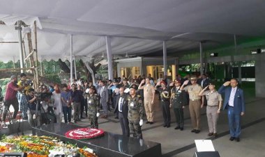 বঙ্গবন্ধুর প্রতিকৃতিতে ৮ সামরিক উপদেষ্টার শ্রদ্ধা
