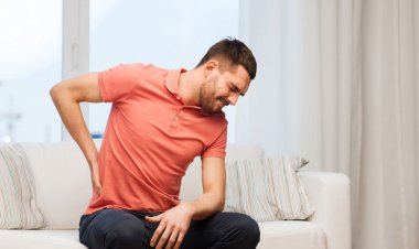 হঠাৎ কোমরে ব্যথা? জেনে নিন সারানোর ঘরোয়া উপায়