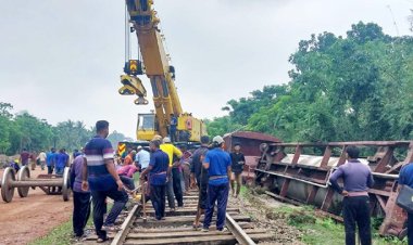 যশোরের তেলবাহী ট্যাংকার লাইনচ্যুত