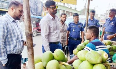 নওগাঁয় ৩ ডাব ব্যবসায়ীকে জরিমানা
