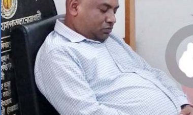 লাইনে দাঁড়িয়ে সেবাপ্রার্থীরা, নাকডেকে ঘুমাচ্ছেন মেডিকেল কর্মকর্তা