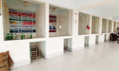 বরগুনা বাস টার্মিনালের কাউন্টারে মেলে না টিকিট, সিন্ডিকেটে জিম্মি যাত্রী