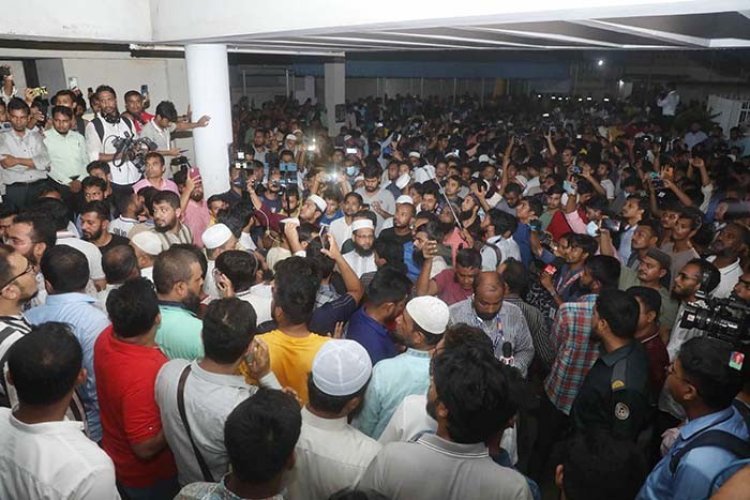 শাহবাগে সাঈদীর অনুসারীদের বিক্ষোভ, পুলিশের অ্যাকশনের চিত্র