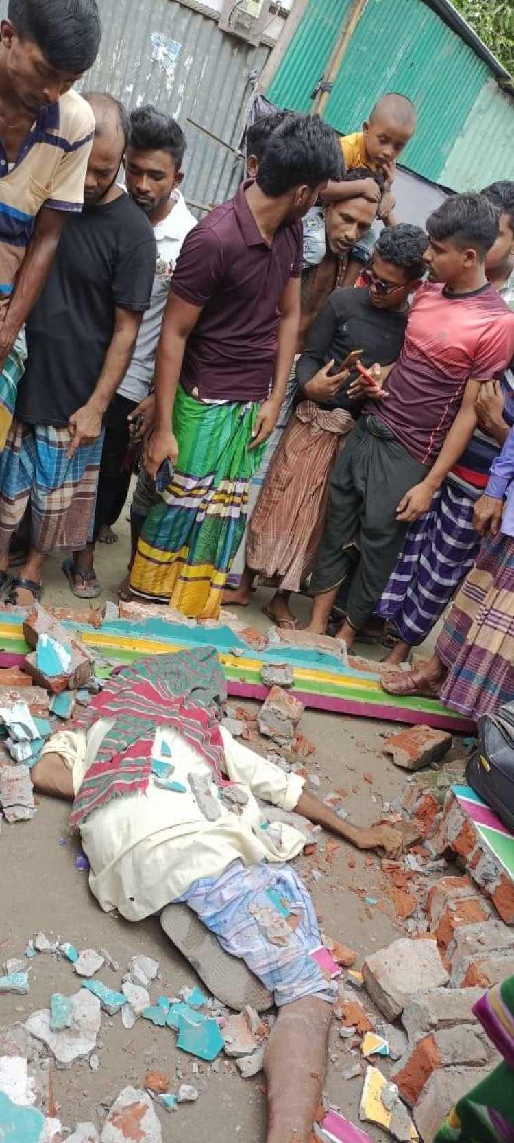 আড়াইহাজারে রাস্তা সংস্কারের সময় দেয়াল ধসে পশু চিকিৎসকের নিহত