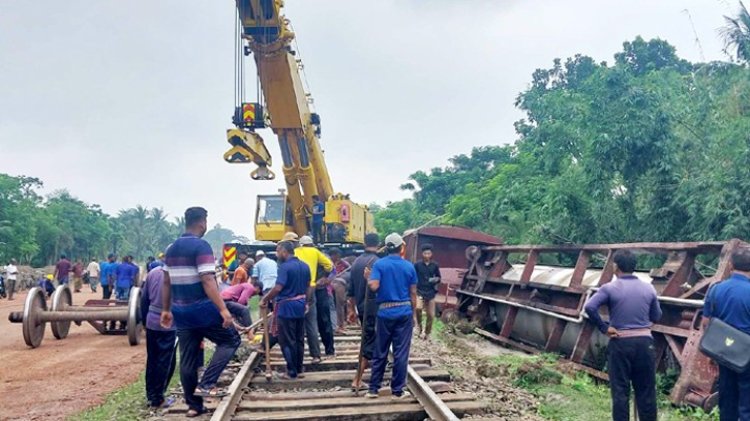 যশোরের তেলবাহী ট্যাংকার লাইনচ্যুত