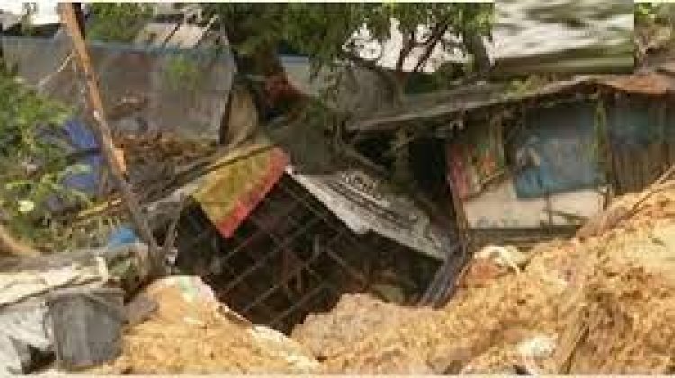 চট্টগ্রামের ষোলশহরে পাহাড় ধসে বাবা-মেয়ের মৃত্যু