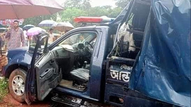  সীতাকুণ্ডে ট্রেনের সঙ্গে পুলিশভ্যানের ধাক্কা, নিহত ৩