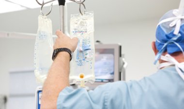 স্যালাইন সংকটে ভোগান্তিতে রোগীরা