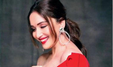 মাধুরীকে কেবলমাত্র অন্তর্বাস পরতে বাধ্য করছিলেন পরিচালক