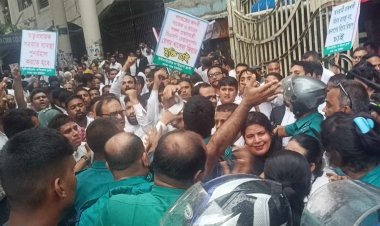 ঢাকা কোর্টে বিএনপিপন্থি আইনজীবীদের ওপর পুলিশের ব্যাপক লাঠিচার্জ