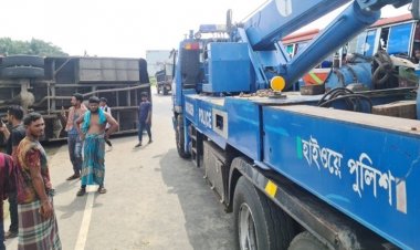 কুমিল্লায় বাসচাপায় প্রাণ গেল ৩ জনের
