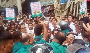 বিএনপিপন্থি আইনজীবীদের বিক্ষোভ মিছিল: পুলিশের লাঠি চার্জে আহত শতাধিক