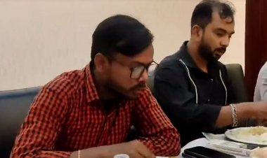 এবার ডিবি কার্যালয়ে খাবার খেলেন হিরো আলম