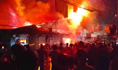  মোহাম্মদপুর কৃষি মার্কেটে ভয়াবহ আগুন
