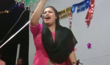 প্রাণনাশের হুমকি ও হয়রানী থেকে বাঁচতে প্রধানমন্ত্রীর সহায়তা চেয়ে বাউল শিল্পী পাখির সংবাদ সম্মেলন