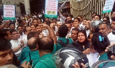 পদযাত্রায় আইনজীবী-পুলিশ সংঘর্ষ মামলা খারিজের প্রতিবাদে আইনজীবীদের বিক্ষোভ