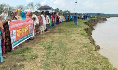 ২ সপ্তাহে পদ্মায় বিলীন ৫০ বিঘা জমি, ভাঙন রোধের দাবিতে মানববন্ধন