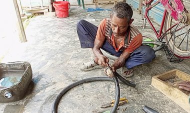 দিনে আয় মাত্র ৫০ টাকা, প্রতিবন্ধী বিনোদের কষ্টের জীবন