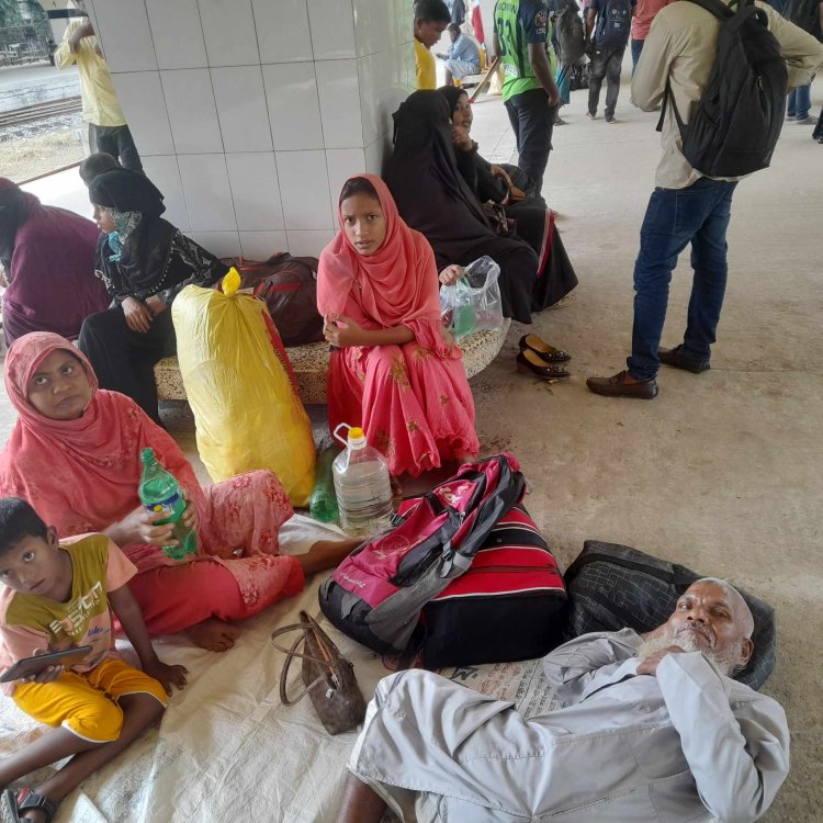 বন্ধ রেল যোগাযোগ: ৫ ঘণ্টা ধরে শুয়ে-বসে বিরক্ত রেলযাত্রীরা