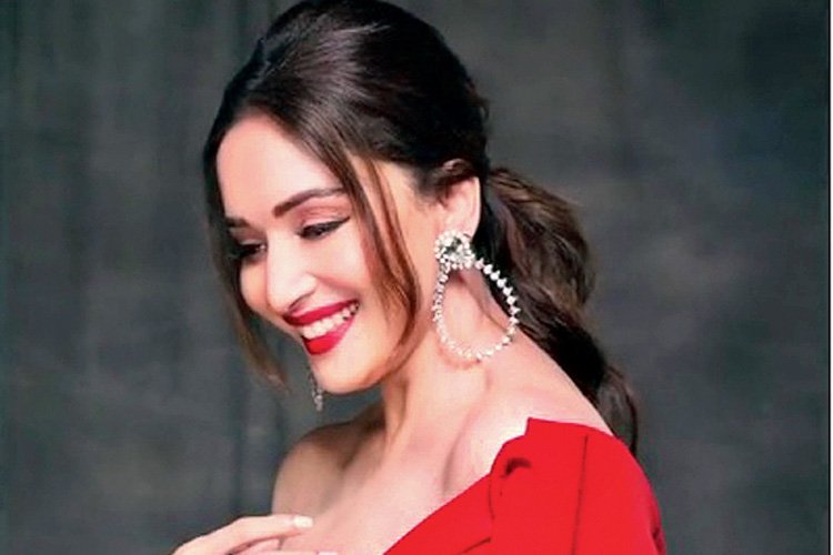 মাধুরীকে কেবলমাত্র অন্তর্বাস পরতে বাধ্য করছিলেন পরিচালক