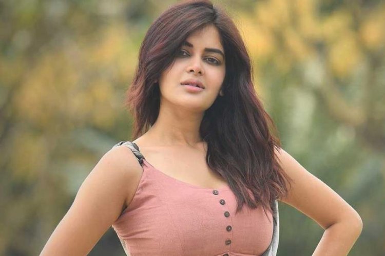 মেকআপ ছাড়া ছবি দিয়ে কটাক্ষের শিকার মধুমিতা