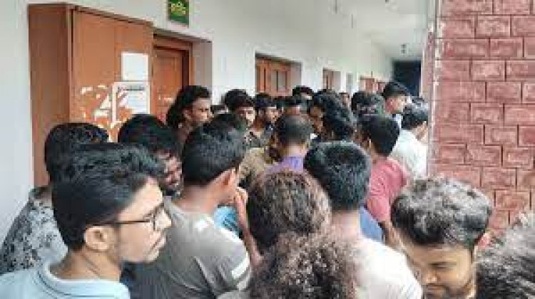  রাবির জিয়া হলের ক্যান্টিনে তালা ঝুলিয়ে শিক্ষার্থীদের বিক্ষোভ