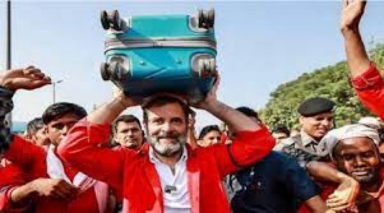 কুলির পোশাকে রাহুল গান্ধী, মাথায় নিলেন ট্রলি ব্যাগ