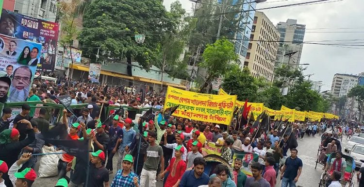 জনগণের কাছে নতি স্বীকারে লজ্জা থাকা উচিৎ নয় : মঈন খান