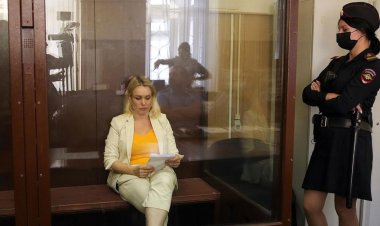 ইউক্রেন যুদ্ধের সমালোচনাকারী রুশ সাংবাদিকের সাড়ে ৮ বছরের কারাদণ্ড