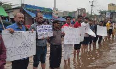 জলাবদ্ধতা নিরসনে পানিতে নেমে সাভারে এমপি প্রার্থীর প্রতিবাদ 