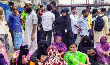 পাওনা বেতনের দাবিতে শ্যামলীতে শ্রমিকদের সড়ক অবরোধ
