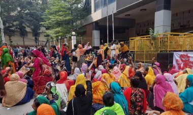 বকেয়া বেতন পরিশোধের দাবিতে শ্রম ভবন ঘেরাও