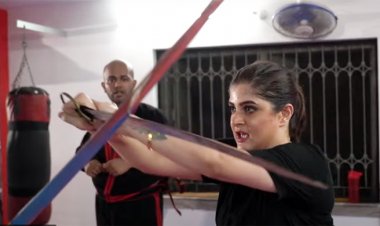 তলোয়ার চালানো শিখছেন শ্রাবন্তী