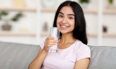 সকালে গরম পানি পান করেন? এই ৫ ভুল এড়িয়ে চলুন