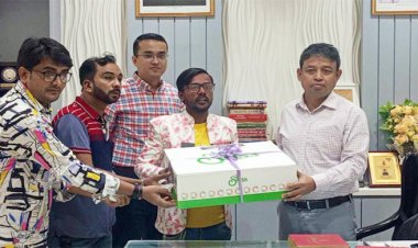  জন্মদিনে ডিবি কার্যালয়ে হিরো আলম, ডিবিপ্রধান দিলেন কেক উপহার