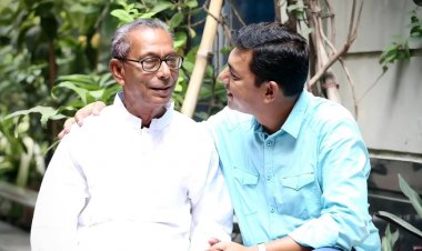 এখনো বাবার দেওয়া জামার সুবাস খোঁজেন চঞ্চল