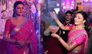 পূজামণ্ডপে কোমরে শাড়ি বেঁধে নাচলেন সুস্মিতা সেন