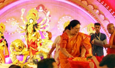 আজ বিজয়া দশমী, বিকেলে দেবী বিসর্জন