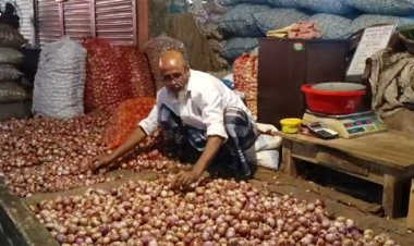 দুদিনের ব্যবধানে হিলিতে পেঁয়াজের দাম কেজিতে ৬০ টাকা বেড়েছে